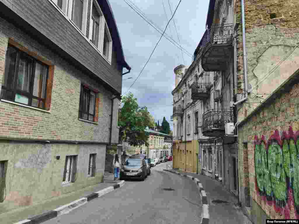 Дом с полуразрушенной ротондой, когда-то здесь снимали одну из сцен для фильма «Асса» с Виктором Цоем