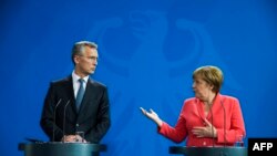 Генеральный секретарь НАТО Йенс Столтенберг и Федеральный канцлер ФРГ Ангела Меркель после встречи 2 июня 2016 года