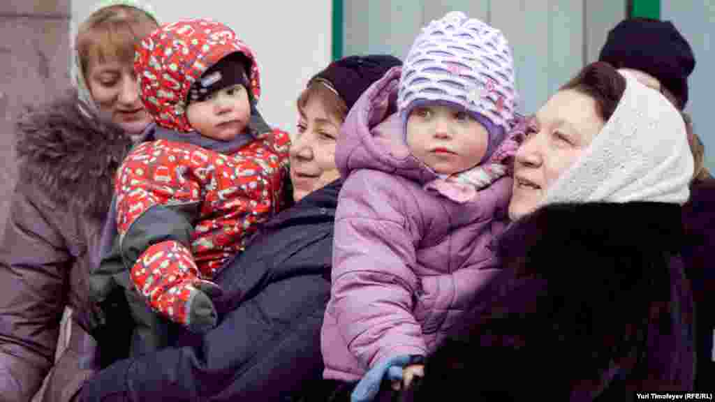 Для инвалидов 1-2 группы и лиц с детьми до 5 лет на улице Остоженка организована отдельная очередь – в ней придется простоять 2-3 часа. 