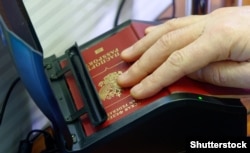 Без російського паспорта переміщення з окупованої території та назад ускладнилось, кажуть очевидці та українська влада