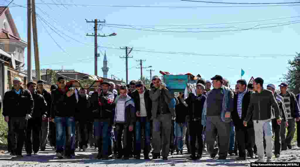 Несколько сотен людей пришли скорбеть на дженазе по Асие Салимовой и ее дочери Алие
