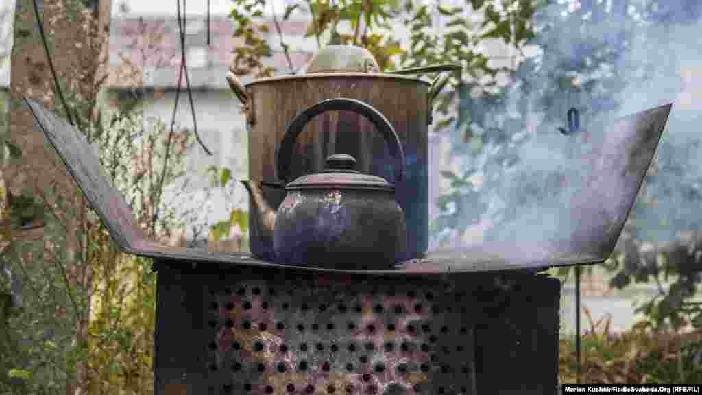 Їжу готують на вулиці, оскільки живуть у підвальних приміщеннях. Однак більшість із мешканців такого тимчасового житла відмовилися показати своє помешкання, мовляв, уже приїжджали журналісти і їх образили, обізвавши п&rsquo;яницями