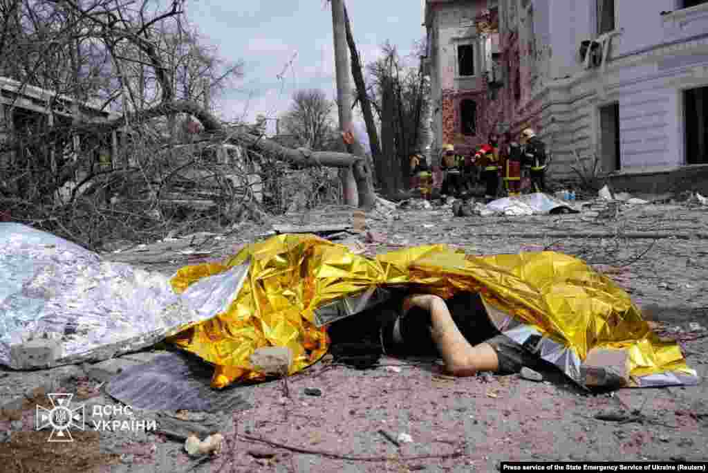 Тіло однієї ж жертв російської атаки на Суми.Начальник Головного управління розвідки (ГУР) Міноборони Кирило Буданов повідомив, що удар по центру Сум двома балістичними ракетами типу «Іскандер-М» 13 квітня завдали російські військові з 112-ї та 448-ї ракетних бригад.«Наша спільна справа зробити так, щоб жоден воєнний злочинець – від тих, хто давав накази, до тих, хто запускав ракети – не уникнув відплати», – заявив очільник ГУР