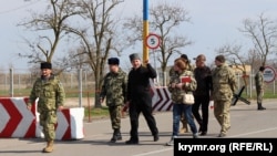 Глава штаба акции по блокаде Крыма Ленур Ислямов и представители формирования «Аскер»