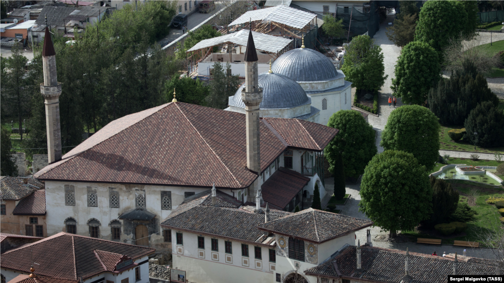 Ханский дворец-музей в Бахчисарае – самый известный музей, связанный с историей крымских татар, территория летней резиденции крымских ханов Гераев. Это единственный в мире объект дворцовой архитектуры крымских татар. 