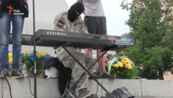 «Піаніст-екстреміст» у дощ привітав харків’ян із Днем Незалежності (відео) «Піаніст-екстреміст» у дощ привітав харків’ян із Днем Незалежності (відео)