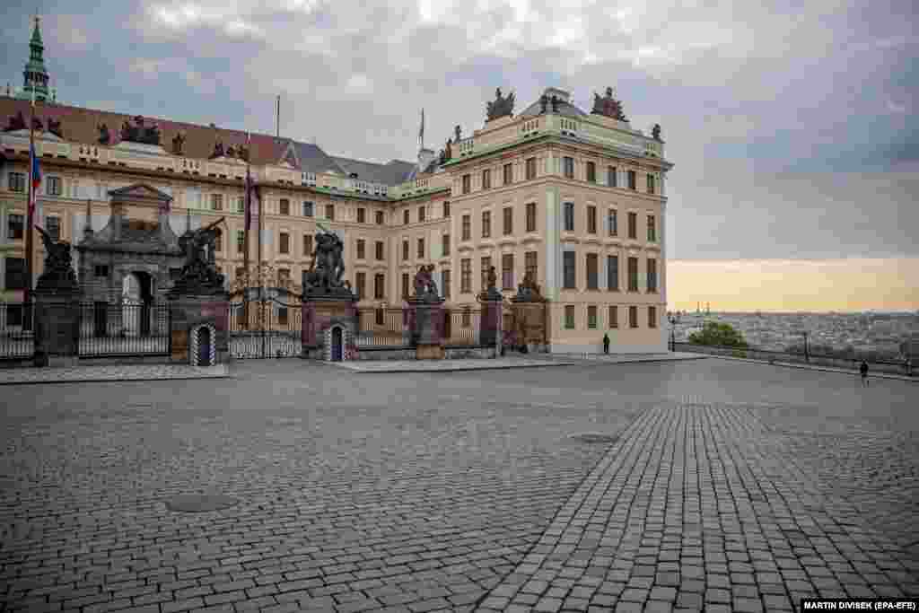 Пражский град (Прага, Чехия). Это резиденция президента Чехии. Стиль – ренессанс, в сочетании с готикой. Дворец возник на территории одноименной крепости – Пражского града – в IX веке