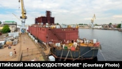 Плавучая АЭС "Академик Ломоносов" у причала Балтийского завода.