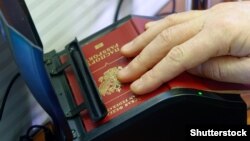 Указ про спрощену процедуру видачі паспортів Росії населенню частини територій українського Донбасу підписав у квітні 2019 року російський президент Володимир Путін