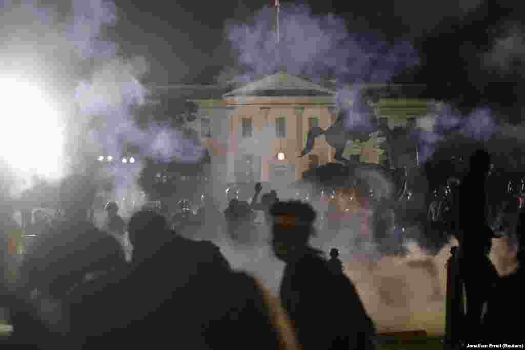 Протестувальники перед Білим домом у Вашингтоні. 31 травня 2020 року (Фото REUTERS/Jonathan Ernst TPX)