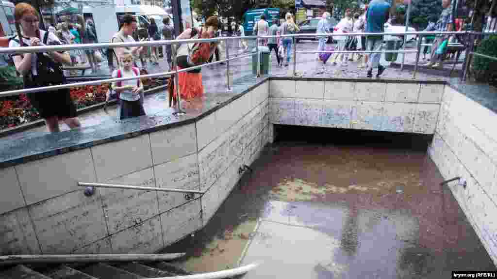 После ливня затопило подземный переход на площади Маршака у бывшего кинотеатра «Спартак»