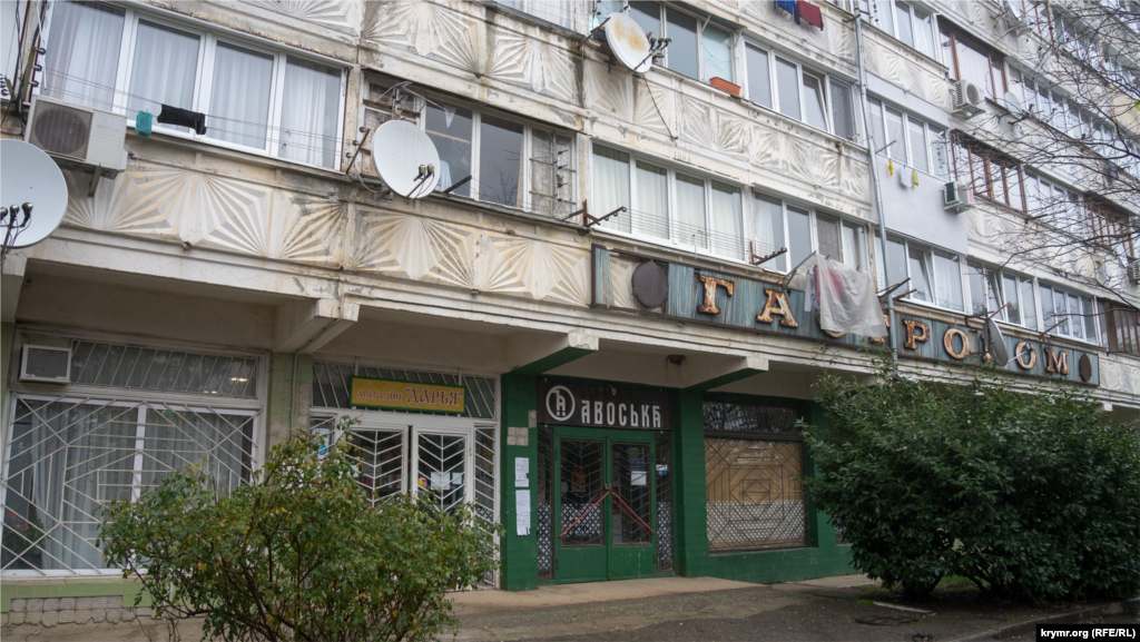 В этом же доме, с тыльной стороны, в бывшем гастрономе работает единственная торговая точка – магазин «Дарья»