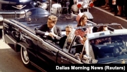 Президент США Джон Кеннеди за несколько мгновений до покушения. Даллас, 22 ноября 1963 года