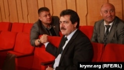 Ремзі Ільясов (центр)