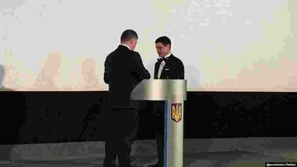 Тогдашний президент Украины Петр Порошенко вручает Ахтему Сеитаблаеву орден «За заслуги» ІІІ степени на премьере фильма в киевском кинотеатре, 6 декабря 2017 года