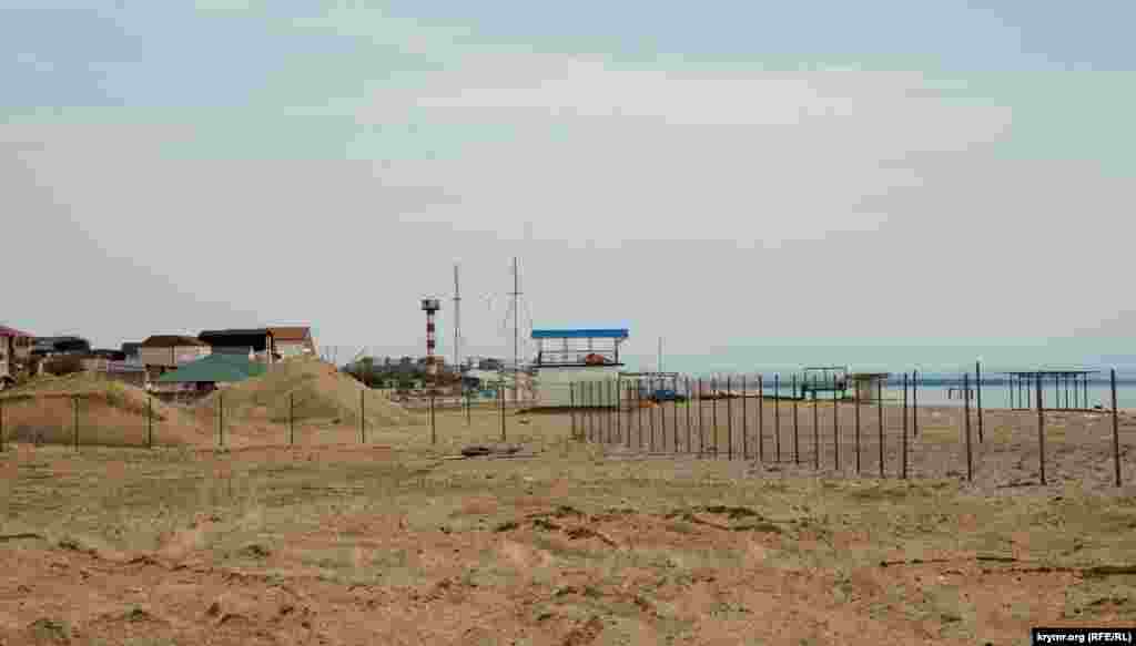 Влево от сторожки начинается пляжная зона санаториев «Голубая волна», «Танжер», базы отдыха «Прибой». Часть их пляжей тоже планировалось полностью закатать в бетон ради пешеходной набережной