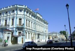 Наприкінці вулиці Маросєйка розташоване зараз посольство Білорусі