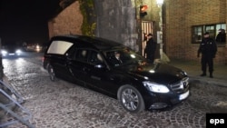 Катафалк покидает территорию Вавельского замка в Кракове с останками президента Польши Леха Качиньского и его его супруги, которые были эксгумированы для повторной экспертизы