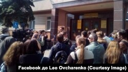 Суд виправдав активіста «Відсічі» Леоніда Овчаренка, якого затримала поліція за роздавання листівок проти Зеленського, 10 квітня 2019 року