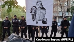 Момент от протеста на граждани в София срещу кризата с боклука в столицата. На 10 октомври стотици струпаха торби с боклук пред централата на ДПС - Ново начало. Те обвиняват лидера на партията Делян Пеевски за кризата с боклука. София, 10 октомври 2025 г.