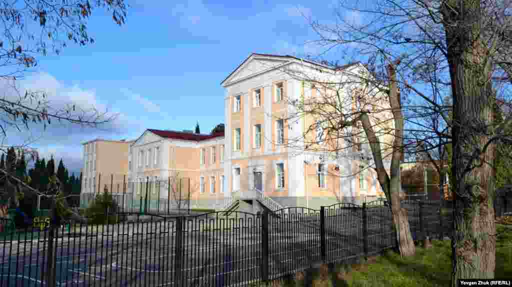 Школа №6 возведена в 1890 году. Первоначально была церковно-приходской при храме Александра Невского, затем – высшим Некрасовским женским начальным училищем, советской школой №6 и, наконец, школой имени Некрасова с педагогическим уклоном