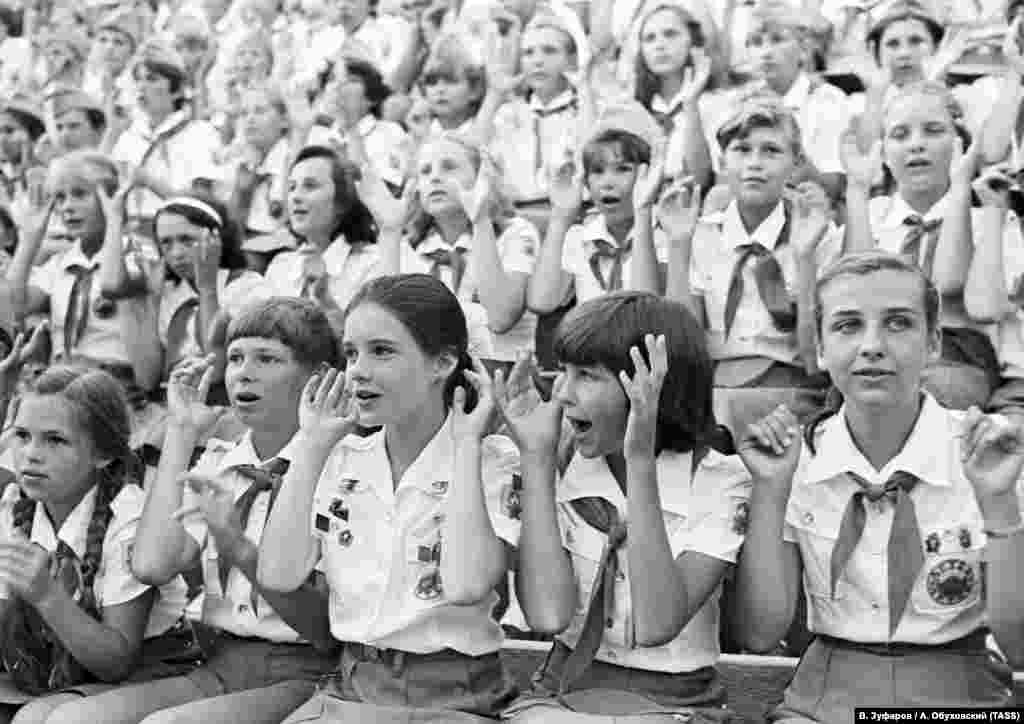 Радянські діти розпитували Саманту про життя в Америці – особливо про одяг і музику. Іноді вечорами вони говорили про війну і мир. Так Саманта дізналася, що майже у кожного, з ким вона познайомилася в «Артеку», у Другій світовій війні загинули родичі. Згодом дівчинка дивувалася – якщо їй вдалося потоваришувати з «артеківцями», то чому не можуть потоваришувати США і СРСР? «Якщо війна може погубити все, найголовніше – не воювати. Так я вважаю», – говорила вона