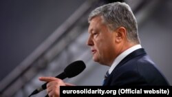 Порошенко прийшов на допит близько 10-ої години ранку, повідомили у пресслужбі ДБР