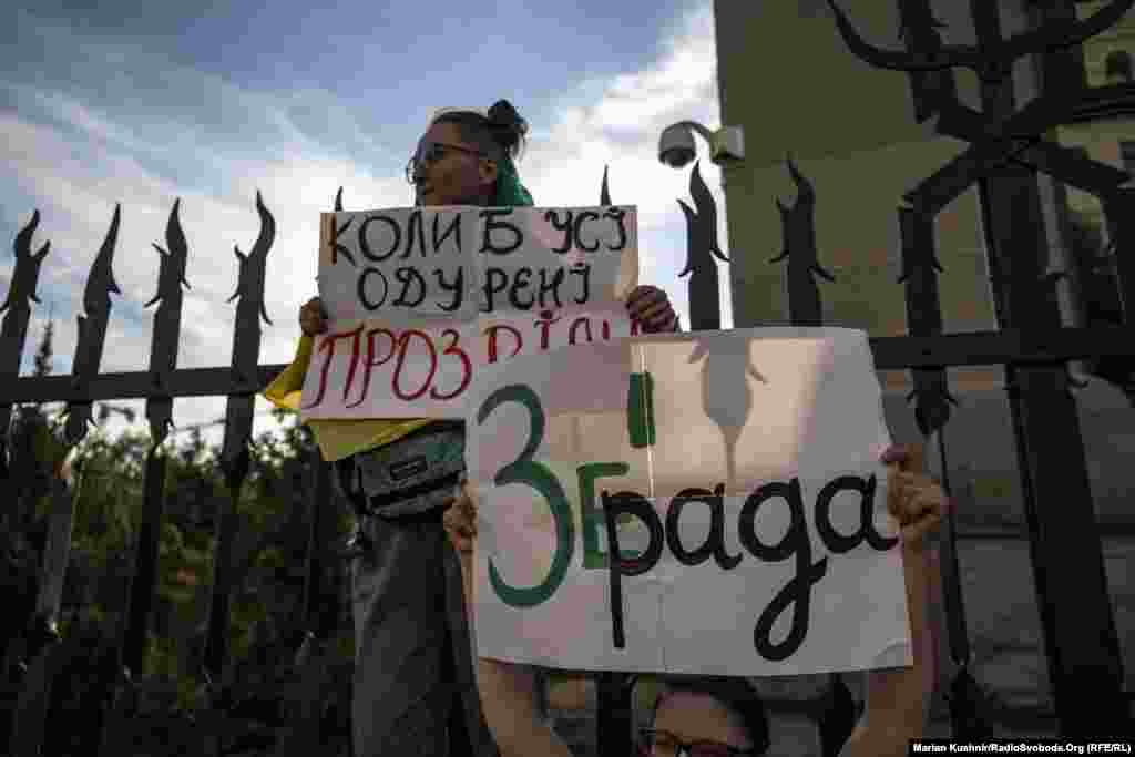 Акція пов’язана з тим, що Володимир Зеленський в інтерв’ю телеканалові «1+1» заявив, що мав розмову з Олександром Лукашенком. І начебто тоді й розмовляв з ним на тему затриманих у Мінську членів ПВК «Вагнер»