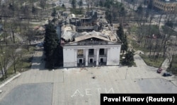 Драмтеатр в Мариуполе после бомбового удара армии России, совершенного 16 марта 2022 года, в укрытии которого находились сотни гражданских, включая детей