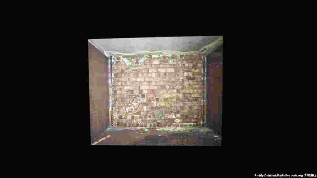 Архівна фотографія підземної частини муру на станції метро «Бернауер-штрассе»