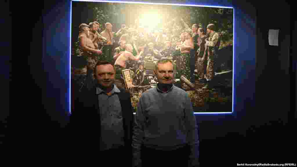 Автор розповів, що найбільш охоче військові позували для фотографії «Запорожці пишуть листа турецькому султану» (автор оригінальної картини – Ілля Репін)