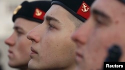 Призывник российского морского корпуса принимает присягу в Черноморском порту Севастополя. Декабрь 2017 г.