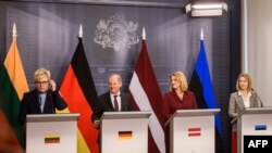 Прем’єр-міністерка Литви Інгріда Сімоніте, канцлер Німеччини Олаф Шольц, прем’єр-міністерка Латвії Евіка Сіліна та прем’єр-міністерка Естонії Кая Каллас виступають на спільній пресконференції під час зустрічі в Ризі, Латвія, 6 травня 2024 року