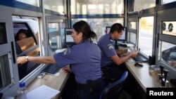 Полицейские на паспортном контроле на границе Хорватии. Август 2012 года