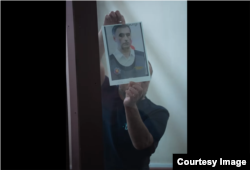 გიორგი ახობაძე აჩვენებს გურეშიძის ფოტოს სასამართლოს დარბაზში შეკრებილებს და ჰყვება, რომ მისი იდენტიფიცირება მხოლოდ ციხეში შეძლო - დაკავების დროს კი მისი თანამდებობა მის სამუშაო კაბინეტზე გამოკრული აბრიდან დაიმახსოვრა