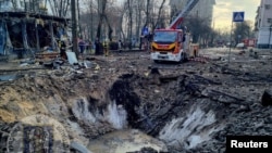 У ще одному дворі біля житлових будинків, розповів представник КМДА, знайшли уламок ракети