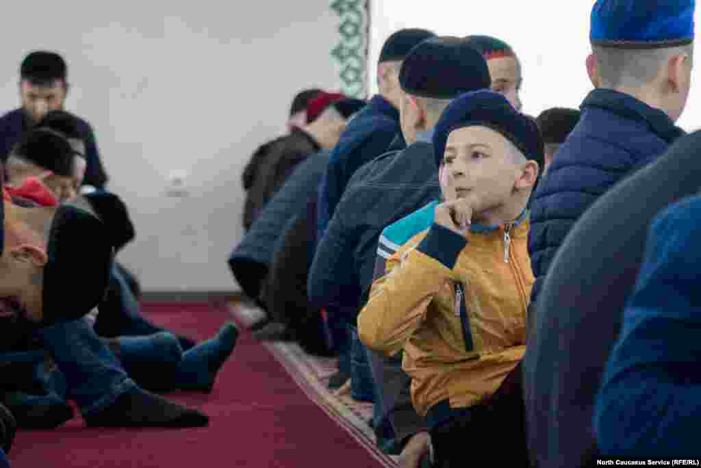 Чтобы получить шанс попасть в школу, ребенок должен выучить наизусть один из тридцати джузов (частей) Корана