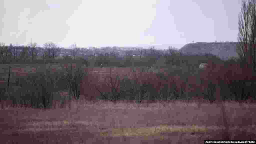 Будівлі на горизонті – це вже підконтрольний російським гібридним силам сусідній населений пункт. Його видно з вулиці, де розташована Новотошківська виборча дільниця