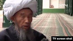 На снимке: имам Джума Тахир