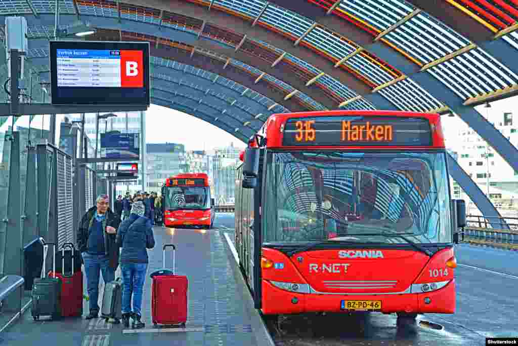 Після будівництва дамби в 1957 році острів перетворився на півострів, з’явилася можливість збудувати автодорогу. Наразі між Маркеном і Амстердамом курсує регулярний автобусний маршрут, також із березня по листопад до острова можна дістатися поромом із сусіднього містечка Волендам