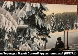 Різдвяна листівка без дати відправлення: вояк самотню сидить у лісі, поруч хрест, він зустрічає Різдво на службі, далеко від родини. Колекція українських різдвяних листівок кінець ХІХ–початок ХХ століть