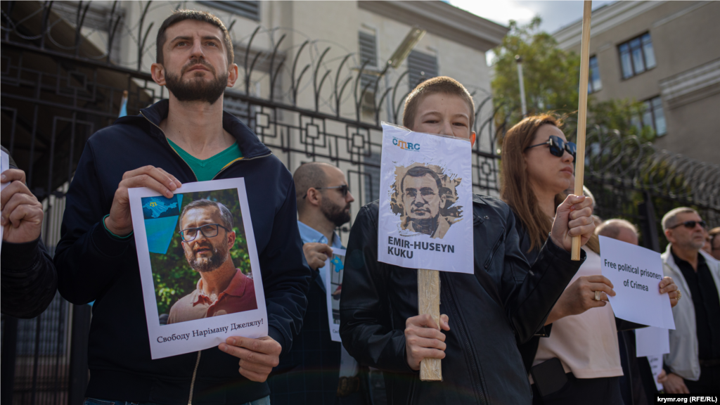 На фото – заместитель генерального директора Украинского института Алим Алиев (слева) и сын крымского политзаключенного Эмир-Усеина Куку – Бекир Куку (справа). Эмир-Усеин Куку – крымскотатарский правозащитник и активист. 12 ноября 2019 года Военный суд Южного округа России осудил его на 12 лет лишения свободы, обвинив в «организации деятельности террористической организации». Amnesty International считает Куку узником совести. Правозащитный центр «Мемориал» также признал его политзаключенным