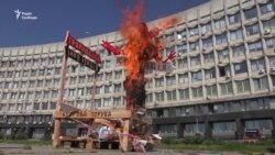 У Сумах «громадська інквізиція» палила місцеву «корупцію» (відео) У Сумах «громадська інквізиція» палила місцеву «корупцію» (відео)