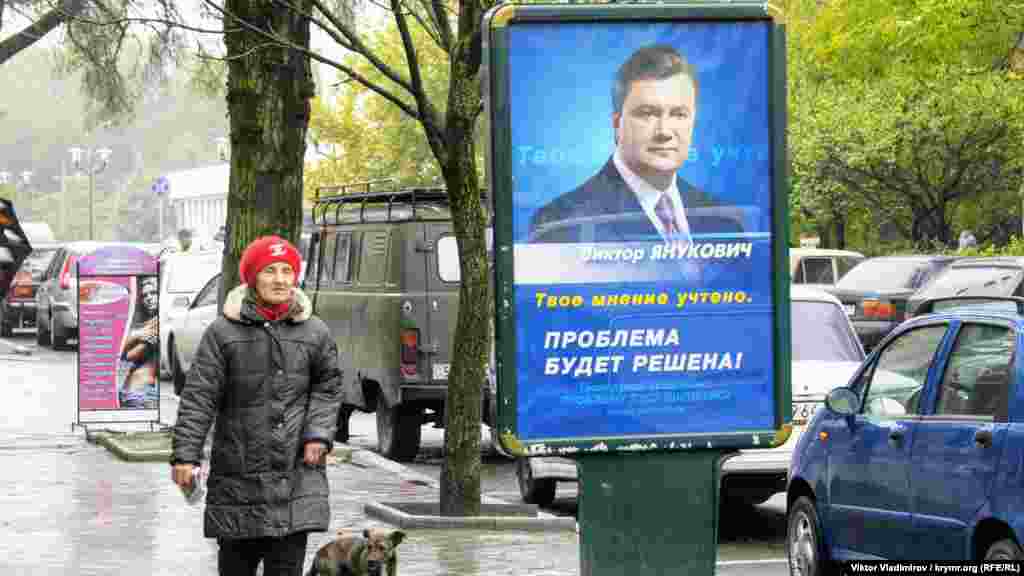 Оппозиционный на тот момент кандидат в президенты Украины Виктор Янукович был лидером в Симферополе, и в целом в Крыму, по количеству наружной рекламы