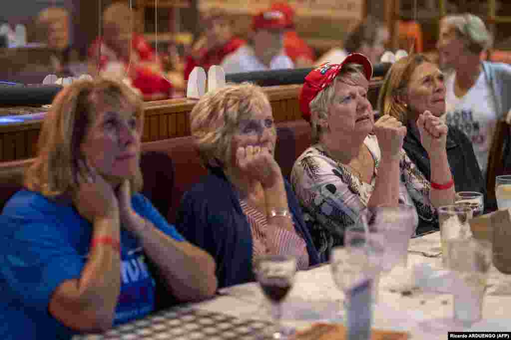 Прихильники Дональда Трампа стежать за трансляцією телеканалу Fox News на спеціальному заході, організованому в «містечку пенсіонерів» Ті-Вілліджіс, штат Флорида