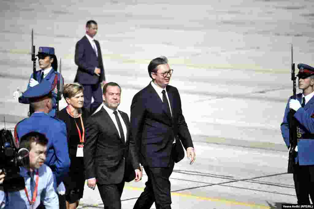 Premijer Ruske Federacije Dmitrij Medvedev i predsednik Srbije Aleksandar Vučić na aerodromu u Batajnici
