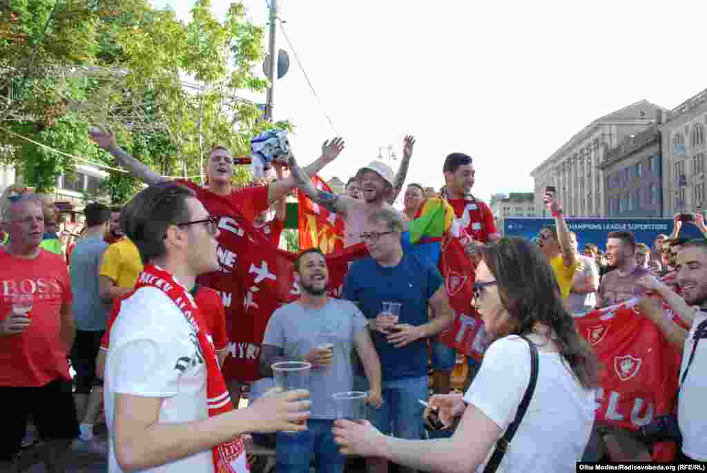 Здається, що у фан-зоні вже всі знають пісню «Алез-алез!», яку постійно скандують вболівальники «Ліверпулю»