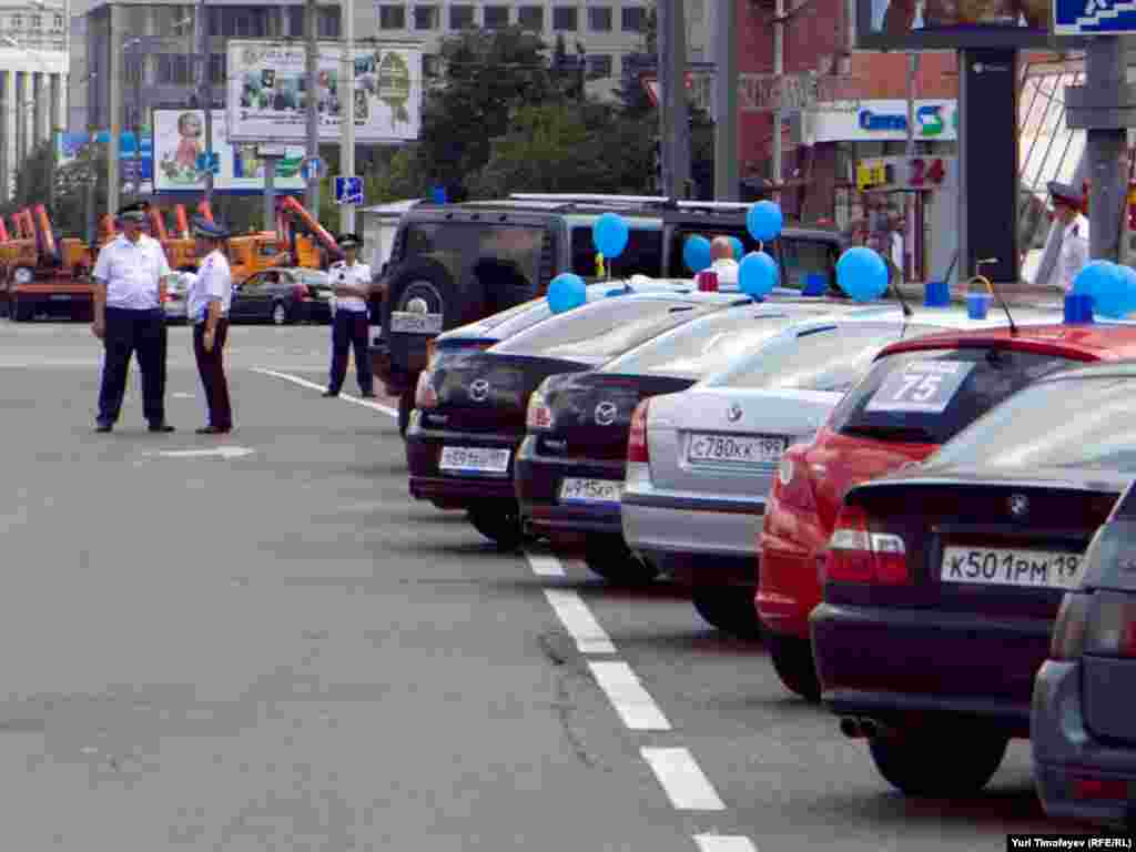 Несмотря на обещание ГУВД Москвы не допустить автопробега, в 12 часов дня на проспекте Сахарова у дома 10 собралось около 30 автомобилей с синими шариками и ведерками на крышах и наклейками "ГИБДД 75 лет. Поздравляем!" и "Я пропускаю только 01 02 03".