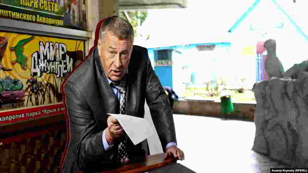 «Пластиковый Жириновский» на троллейбусной станции в Алуште. В Симферополе наружной рекламы за лидера ЛДПР не видно