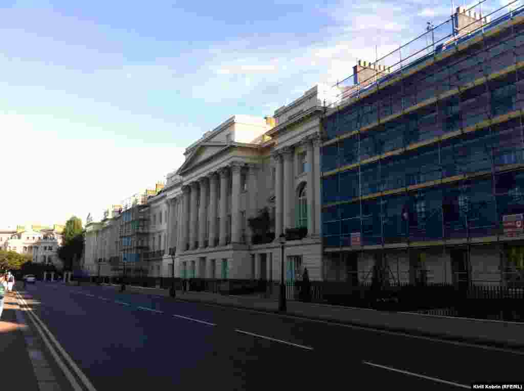 Впрочем, не только окрестности Гайд-парка привлекают богатых русских. Переместимся немного на северо-восток: Риджентс-парк, Корнуэлл-террас. Тут уже не хай-тек, а освященная временем традиция дорогих викторианских террасных домов. 